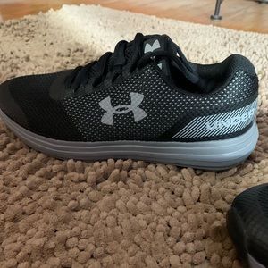 Women’s New size 7 Under Armour Tennis Shoe